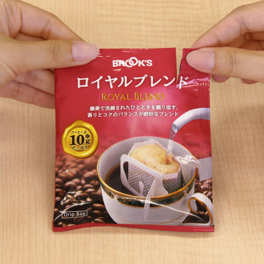 1 ドリップバッグコーヒーの袋を開けます。