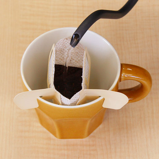 6 コーヒー粉全体に湯が行き渡る程度に少量の熱湯を注ぎ、20秒ほど蒸らします。