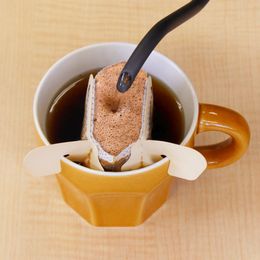 7 ゆっくりと3~4回に分けて熱湯を注ぎます。(6、7の工程で140mlの湯量を注ぎ切るのが目安です)