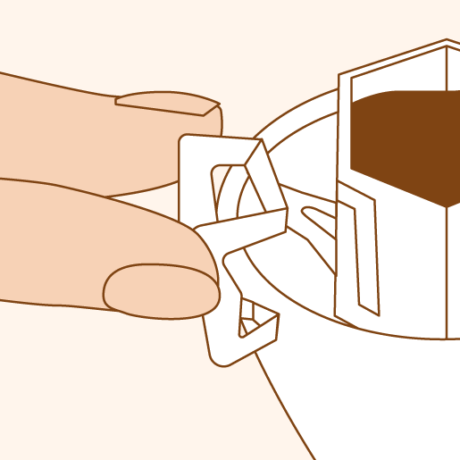 3 左右フックの折り目に沿って曲げ、カップの縁にしっかり固定してください。